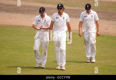 England Kapitän Alastair Cook (Mitte) mit Paul Collingwood (links) und James Tredwell während des zweiten Tests im Shere Bangla National Stadium, Mirpur, Dhaka, Bangladesch. Stockfoto