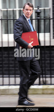 Wirtschaftsminister Lord Mandelson in der Downing Street für eine Kabinettssitzung, bei der der Kanzler Alistair Darling Einzelheiten seines Haushalts offenlegte. Stockfoto