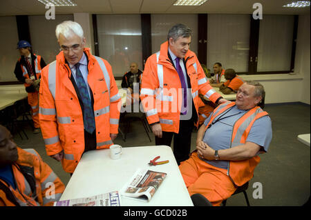 Premierminister Gordon Brown und Kanzler Alistair Darling sprechen mit Derek Dyason aus Chatham, Kent, während einer Überprüfung der Fortschritte bei der 5.5 Milliarden Thameslink-Entwicklung an der Blackfriars Bridge in London. Stockfoto