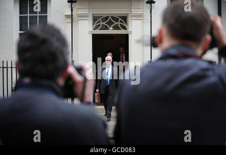 Kanzler Alistair Darling mit seiner roten Ministerbox auf den Stufen der Downing Street 11, London, bevor er zum Unterhaus aufbrechen wird, um die Haushaltspläne der Regierung bekannt zu geben. Stockfoto