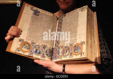 Eine Frau besitzt eine Manuskript-Bibel, die Mitte des 13. Jahrhunderts in Italien hergestellt wurde. Sie ist Teil einer Sammlung von illuminierten Handschriften, die früher im Besitz von Königen, Bischöfen und Aristokratie war und bis zu 16 Millionen in Christie's in London unter den Hammer kommen soll. Stockfoto