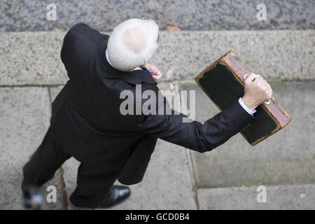 Kanzler Alistair Darling hält vor der Downing Street 11 in London seine rote Ministerbox hoch, bevor er zum Unterhaus geht, um die Haushaltspläne der Regierung bekannt zu geben. Stockfoto