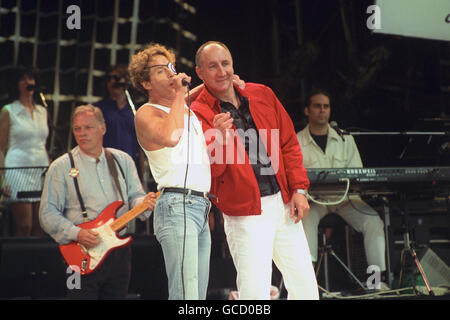 Roger Daltrey (L), der WHO, bedeckte sein verletzte Auge nach einer Verletzung während der Proben, als Gary Glitter versehentlich Daltrey mit einem Mikrofonstativ in das Auge schlug. Daltrey tritt auf der Bühne mit Bandmitglied Pete Townshend beim Mastercard Masters of Music Concert im Hyde Park in London auf. Stockfoto