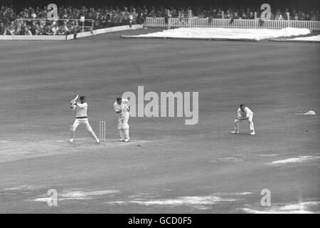 Cricket - Internationaler Test - England gegen Westindien - 4. Tag - Lord's. Garfield Sobers, der Kapitän der Westindischen Inseln, schneidet Fred Titmus für 4 einen Ball. Stockfoto