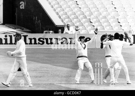 Cricket - England gegen Westindien - Westindien in England 1988 (3. Test) - erster Tag - Old Trafford, Manchester. Der englische Batsman David Gower (links) geht zum Pavillon, nachdem er vom jubelenden Bowler von West Indies Courtney Walsh erwischt wurde