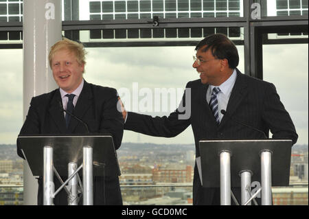 Geschäftsmann Lakshmi Mittal, (rechts) scherzt mit dem Londoner Bürgermeister Boris Johnson im Rathaus, bevor er ein maßstabsgegegeordntes Modell des vorgeschlagenen ArcelorMittal Orbit-Turms enthüllte. Stockfoto