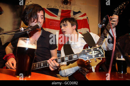 Carl Barat (links) und Pete Doherty spielen in Boogaloo im Norden Londons, nachdem sie offiziell angekündigt hatten, dass die Libertines sich reformieren. Stockfoto