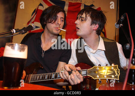 Carl Barat (links) und Pete Doherty spielen in Boogaloo im Norden Londons, nachdem sie offiziell angekündigt hatten, dass die Libertines sich reformieren. Stockfoto