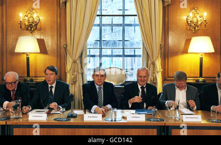 Premierminister Gordon Brown (dritter links) sitzt mit Wirtschaftsminister Lord Mandelson (zweiter links) und Finanzdienstleistungsminister Paul Myners (zweiter rechts) bei einem Treffen mit führenden kleinen und mittleren Unternehmen in der Downing Street 10 in London zusammen. Stockfoto