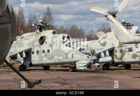 Verlassene alte sowjetische militärische chopper Stockfoto