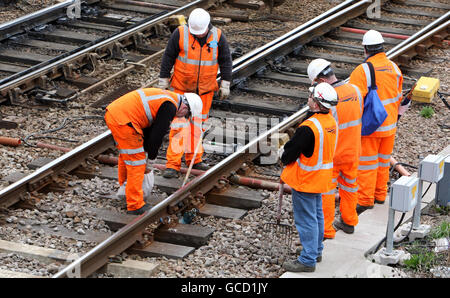 Network Rail Ingenieure arbeiten auf der Strecke in der Nähe des Bahnhofs Cambridge City im Zentrum der Stadt. Stockfoto
