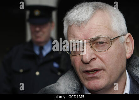 Der Europaabgeordnete Joe Higgins spricht vor Mitgliedern der Sozialistischen Partei, die vor einer Zweigstelle auf dem St. Stephen's Square in Dublin der Anglo-Irish Bank protestieren, nachdem die in Schwierigkeiten geratenen Institutionen die größten Unternehmensverluste in der irischen Geschichte angekündigt hatten - 12.7 Milliarden Euro (11.3 Milliarden). Stockfoto