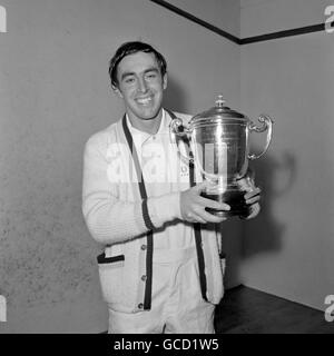 Jonah Barrington, Gewinner der Amateur Open Championship, mit der Trophäe Stockfoto