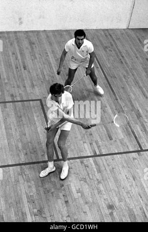 Squash - British Amateur Open Championship - Jonah Barrington gegen R.A.G White - R.A.C Club. Jonah Barrington im Einsatz gegen R.A.G White, Front. Stockfoto