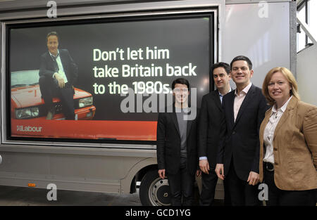 (Von links nach rechts) der Posterdesigner Jacob Quagliozzi 24 aus St. Albans, der Minister für Energie und Klimawandel Ed Miliband, der Außenminister David Miliband und die Abgeordnete Angela Smith aus Basildon bei der Eröffnung der neuesten Plakatkampagne ihrer Partei in Basildon, Essex, Der Vorsitzende der Konservativen Partei David Cameron wird als Fernsehdetektiv Gene Hunt dargestellt, der die Erinnerungen an die sozialen Unruhen und die Jugendarbeitslosigkeit der 1980er Jahre wiederbeleben soll. Stockfoto