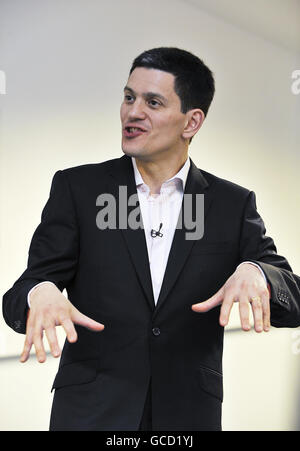 Außenminister David Miliband, der während des Starts der jüngsten Plakatkampagne seiner Partei in Basildon, Essex, sprach und den konservativen Parteivorsitzenden David Cameron als Fernsehdetektiv Gene Hunt darstellte, der die Erinnerungen an soziale Unruhen und Jugendarbeitslosigkeit der 1980er Jahre wiederbeleben sollte. Stockfoto