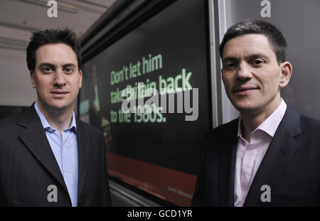 Ed Miliband (links), Staatssekretär für Energie und Klimawandel, und sein Bruder David Miliband, Außenminister, während des Starts der jüngsten Plakatkampagne ihrer Partei in Basildon, Essex, mit der Darstellung des Vorsitzenden der konservativen Partei David Cameron als Fernsehdetektiv Gene Hunt, Entwickelt, um Erinnerungen an soziale Unruhen und Jugendarbeitslosigkeit der 1980er Jahre wiederzubeleben. Stockfoto