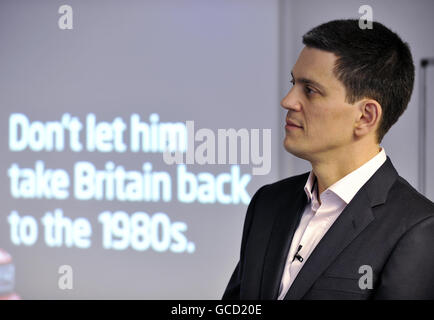 Außenminister David Miliband, der während des Starts der jüngsten Plakatkampagne seiner Partei in Basildon, Essex, sprach und den konservativen Parteivorsitzenden David Cameron als Fernsehdetektiv Gene Hunt darstellte, der die Erinnerungen an soziale Unruhen und Jugendarbeitslosigkeit der 1980er Jahre wiederbeleben sollte. Stockfoto