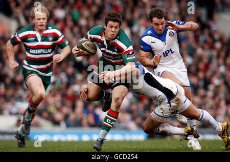 Anthony Allen von Leicester wird von Bath Shontayne Hope während des Guinness Premiership-Spiels in der Welford Road, Leicester, in Angriff genommen. Stockfoto