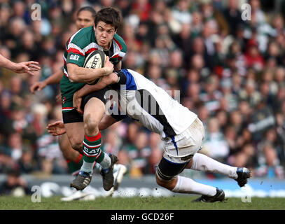 Anthony Allen von Leicester wird von Julian Salvi von Bath während des Guinness Premiership-Spiels in der Welford Road, Leicester, in Angriff genommen. Stockfoto