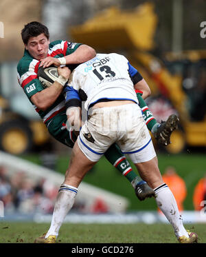 Ben Youngs von Leicester wird von Bath Shontayne Hope während des Guinness Premiership-Spiels in der Welford Road, Leicester, angegangen. Stockfoto