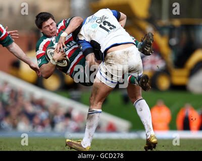 Ben Youngs von Leicester wird von Bath Shontayne Hope während des Guinness Premiership-Spiels in der Welford Road, Leicester, angegangen. Stockfoto