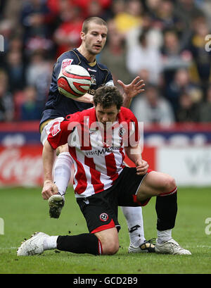 Darius Henderson von Sheffield United und Stephen Foster von Barmsley kämpfen während des Coca-Cola Championship-Spiels in der Bramall Lane, Sheffield, um den Ball. Stockfoto