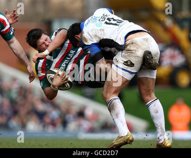 Ben Youngs von Leicester wird von Bath Shontayne Hope während des Guinness Premiership-Spiels in der Welford Road, Leicester, angegangen. Stockfoto