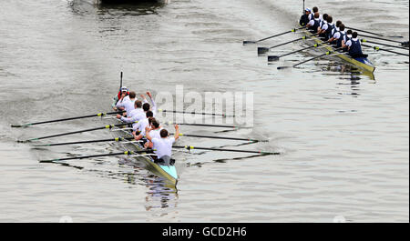 Cambridge wirft ihre Arme hoch, während sie den Sieg beim 156. Bootsrennen auf der Themse in London feiern. Stockfoto