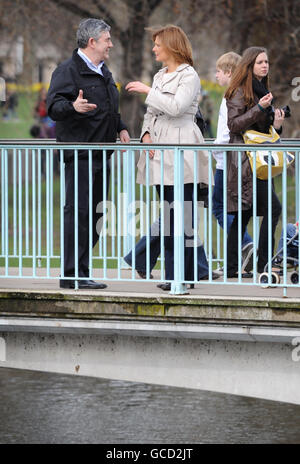 Premierminister Gordon Brown und seine Frau Sarah machen heute einen Spaziergang im St James' Park in London. Stockfoto