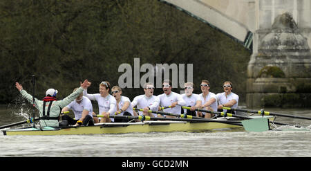 Rudern - 2010 Xchanging Boat Race - Oxford / Cambridge - Themse. Die Cambridge University feiert den Gewinn des 156. Bootsrennens auf der Themse in London. Stockfoto