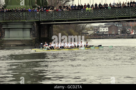 Rudern - 2010 Xchanging Boat Race - Oxford / Cambridge - Themse. Oxford University und Cambridge University während des 156. Bootsrennens auf der Themse, London. Stockfoto