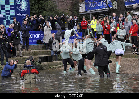 Rudern - 2010 Xchanging Boat Race - Oxford / Cambridge - Themse. Die Universität Cambridge wirft ihre cox nach dem 156. Bootsrennen auf der Themse in London ein. Stockfoto