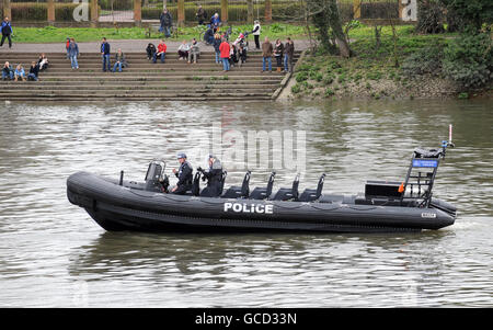 Rudern - 2010 Xchanging Boat Race - Oxford / Cambridge - Themse. Die Polizei patrouilliert auf dem Fluss während des 156. Bootsrennens auf der Themse, London. Stockfoto