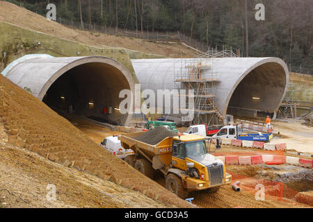 Eine allgemeine Ansicht des nördlichen Endes der Straßentunnel, die in Hindhead in Surrey im Bau sind. Das A3-Tunnelprojekt wird die zweispurige Verbindung zwischen London und Portsmouth vervollständigen und eine wichtige Stauquelle um die Kreuzung A3/A287 in Hindhead beseitigen. Die neue Straße wird 6 km lang sein und zwei gebohrte Tunnel unter dem Devil's Punch Bowl, einem Ort von besonderem wissenschaftlichem Interesse, umfassen. Stockfoto