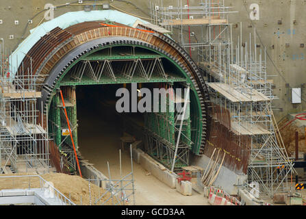Eine allgemeine Ansicht des südlichen Endes der Straßentunnel, die in Hindhead in Surrey im Bau sind. Das A3-Tunnelprojekt wird die zweispurige Verbindung zwischen London und Portsmouth vervollständigen und eine wichtige Stauquelle um die Kreuzung A3/A287 in Hindhead beseitigen. Die neue Straße wird 6 km lang sein und zwei gebohrte Tunnel unter dem Devil's Punch Bowl, einem Ort von besonderem wissenschaftlichem Interesse, umfassen. Stockfoto