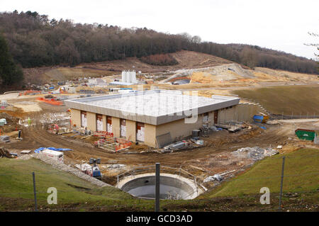 Eine allgemeine Ansicht des nördlichen Endes der Straßentunnel, die in Hindhead in Surrey im Bau sind. Das A3-Tunnelprojekt wird die zweispurige Verbindung zwischen London und Portsmouth vervollständigen und eine wichtige Stauquelle um die Kreuzung A3/A287 in Hindhead beseitigen. Die neue Straße wird 6 km lang sein und zwei gebohrte Tunnel unter dem Devil's Punch Bowl, einem Ort von besonderem wissenschaftlichem Interesse, umfassen. Stockfoto