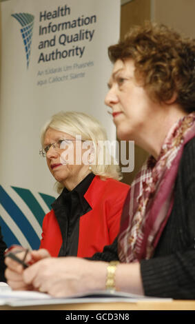 (Von links nach rechts) Dr. Marion Witton und Michele Clarke von der Health Information and Quality Authority während der Veröffentlichung eines Berichts, in dem die Leitlinien für die Gesundheitsbehörde (Health and Safety Executive, HSE) für die Überprüfung schwerer Vorfälle, einschließlich des Todes von Kindern in der Pflege am HIQA-Hauptsitz in Dublin, erläutert werden. Stockfoto