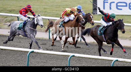 War of the Roses (rechts), der von tom Eaves geritten wird, gewinnt die TagWorldwide.com Einsätzen auf der Lingfield Raccourse, Lingfield. Stockfoto