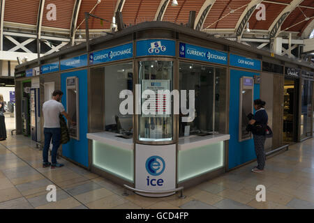 Menschen mit ATM Geldautomaten in ein Bureau De Change am Bahnhof Stockfoto