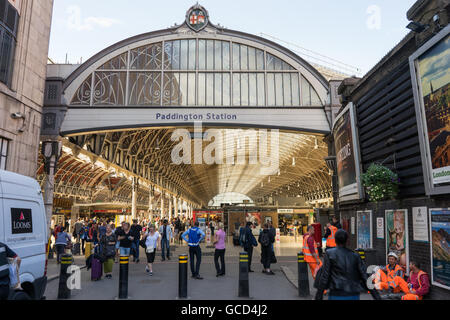 Paddington London Train Station Outside View mit Publikum und Menschen Stockfoto