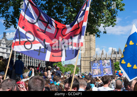 Anti - Brexit Demonstranten Welle Banner gegen die Regierungen des Vereinigten Königreichs Entscheidung, Europäische Union, Massen auf die Straße in der Nähe von Westminster Parlament verlassen. Stockfoto