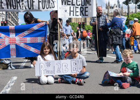 Anti - Brexit Demonstranten Welle Banner gegen die Regierungen des Vereinigten Königreichs Entscheidung, Europäische Union, Massen auf die Straße in der Nähe von Westminster Parlament verlassen. Stockfoto