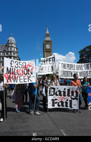 Anti - Brexit Demonstranten Welle Banner gegen die Regierungen des Vereinigten Königreichs Entscheidung, Europäische Union, Massen auf die Straße in der Nähe von Westminster Parlament verlassen. Stockfoto