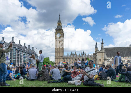 Anti-Austritt Demonstranten versammeln sich auf Parlament Square in London während der Tageszeit an Demonstration gegen Brexit Stockfoto