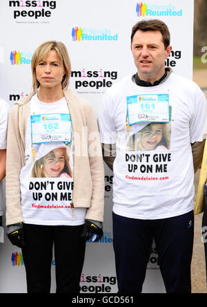 Kate und Gerry McCann nehmen am 10-km-Lauf „Miles for Missing People“ im Hyde Park, London, Teil. Stockfoto