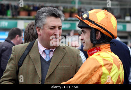 Trainer Paul Nicholls spricht mit Jocky Ruby Walsh vor dem Paddy Power Imperial Cup während des Paddy Power Imperial Cup Day auf der Sandown Racecourse, Sandown. Stockfoto