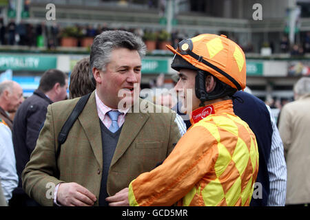 Trainer Paul Nicholls spricht mit Jocky Ruby Walsh vor dem Paddy Power Imperial Cup während des Paddy Power Imperial Cup Day auf der Sandown Racecourse, Sandown. Stockfoto