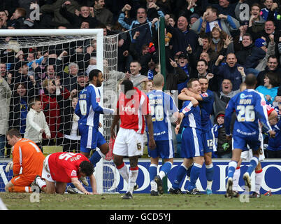 Die Spieler von Millwall feiern das zweite Tor, ein eigenes Tor von Christian Dailly von Charlton Athletic (links) während des Coca-Cola League One Matches in New Den, London. Stockfoto