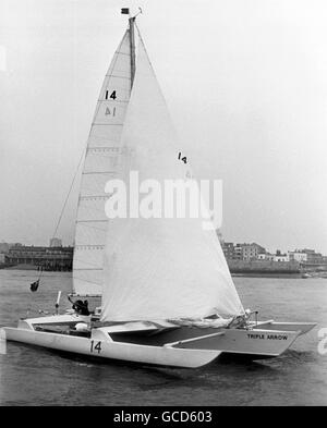 AJAX-NEWS-FOTOS. 4. MAI 1974. PORTSMOUTH, ENGLAND. -BANK-MANAGER SAILOR - BRIAN COOKE UND SEINE CREW ERIC JENSEN DREIFACH PFEILRICHTUNG TRIMARAN SEGELN.  FOTO: JONATHAN EASTLAND/AJAX REF: TRIPLE ARROW 1974 2 HINWEIS ** 20. FEBRUAR 1976. EINSAMER SEEMANN GEFÜRCHTET ERTRUNKEN - 54 JAHRE ALTEN BANK-MANAGER BRIAN COOKE VON PARKSTONE, DORSET BEFÜRCHTET WURDE ERTRUNKEN HEUTE NACH SEINEM TRIMARAN DREIFACHPFEIL NACH GEKENTERTEN 450 MEILEN WESTLICH VON KANARISCHEN INSELN VON EINEM NORWEGISCHEN MASSENGUTFRACHTER GEFUNDEN WURDE.  COOKE, EIN VETERAN OCEAN RACER, SATZ SEGEL AUS PLYMOUTH, ENGLAND AM 7. DEZEMBER/75 AUF SEINEM ZWEITEN VERSUCH, DIE ATLANTISCHEN GESCHWINDIGKEIT UND DISTANZ STUDIE SCHLAGEN Stockfoto